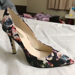 Guess? NEW- Elegant pointy toe pump